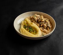 Строганов из цыпленка с картофельным пюре