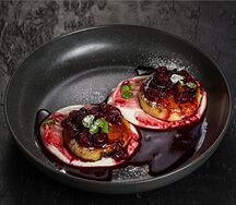 Сырники с вишнёвым соусом и сметаной