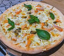 Пицца с морепродуктами и сливочным соусом