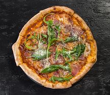 С пармской ветчиной, рукколой и пармезаном