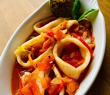Кальмар в вине с томатами