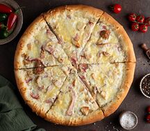 Пицца с курицей и беконом (кусочек)
