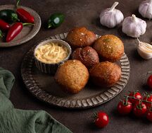 Лукуматики с сырным соусом