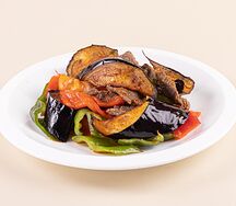 Телятина с перцем и баклажанами