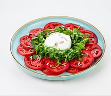 Буррата с томатами
