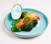 Стейк семги с овощами