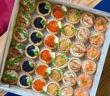 Платтер с праздничными закусками Рыбный L