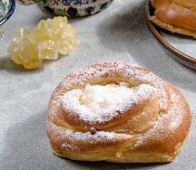 Булочка с творогом и изюмом