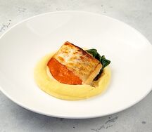 Филе судака с картофельным пюре и соусом из печенных перцев