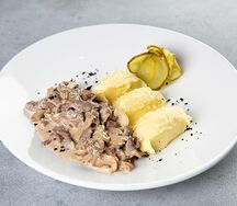 Бефстроганов с картофельном пюре