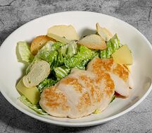Салат Цезарь с курицей