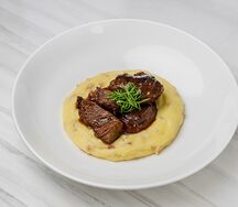 Телячьи щечки с картофельным пюре с чоризо