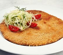 Куриный шницель с салатом из капусты и соусом карри 