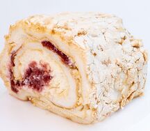 Меренговый рулет с клубникой