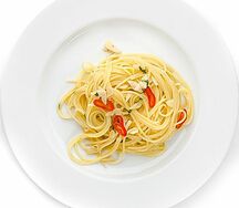 Спагетти с чесноком и острым перцем