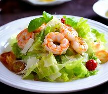Салат Цезарь с креветками