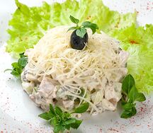 Салат с куриным филе и грибами