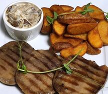 Язык говяжий жареный с чесноком