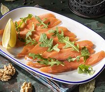 Слабосоленый лосось с рукколой