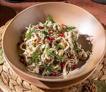 Теплый салат с куриной грудкой, шампиньонами и грецкими орехами