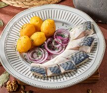 Скумбрия маринованная с картофелем и луком
