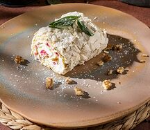 Меренговый рулет с фисташками и малиной