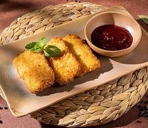 Жареный сыр Сулугуни с клюквенным соусом