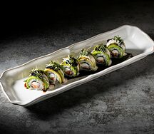 Ролл с лососем и авокадо