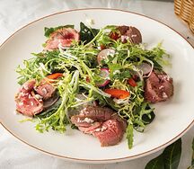 Салат с ростбифом