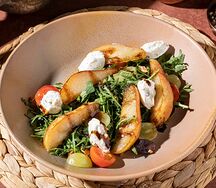 Теплый салат с грушей и сливочным сыром