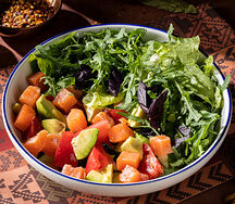 Салат со слабосоленым лососем и авокадо