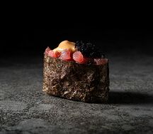 Гункан тунец/тобико