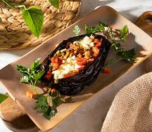 Запеченный баклажан с овощами Лодочка