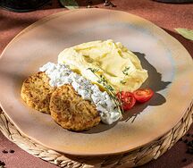 Рыбные котлеты с картофельным пюре и соусом тартар