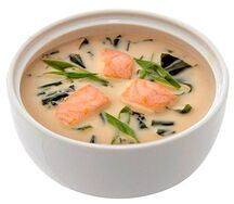 Сливочный мисо-суп с лососем