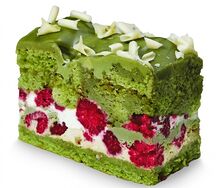 Пирожное фисташковое с малиной