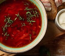Борщ с чесночным хлебом, салом и сметаной