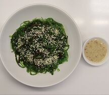 Салат Чука с ореховым соусом