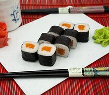 Мини ролл с лососем