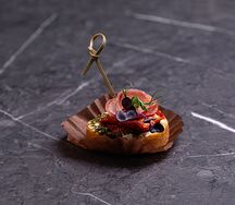 Канапе с колбасой и вяленым томатом