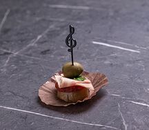 Канапе с сальцем и вялеными томатами