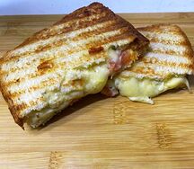 Сэндвич с беконом и сыром