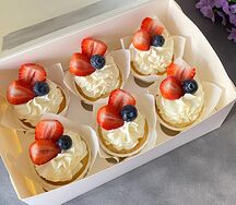 Капкейки с клубникой и голубикой