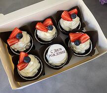 Капкейки на день рождения с клубникой и голубикой коричневые