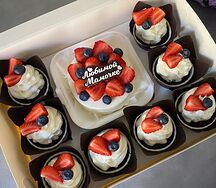 Большой набор с шоколадной надписью на выбор: бенто-торт и капкейки 