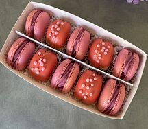 Набор пирожных макарон розовых (смородина и вишня)