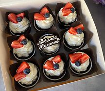 Капкейки с шоколадной надписью Маме, папе, мужу, жене, дочке, бабушке, дедушке