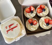 Бенто-торт С днем рождения и трайфлы с клубникой и голубикой