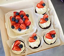 Бенто-торт и 5 капкейков Ягодный бум