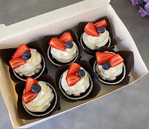 Капкейки с клубникой и голубикой коричневые